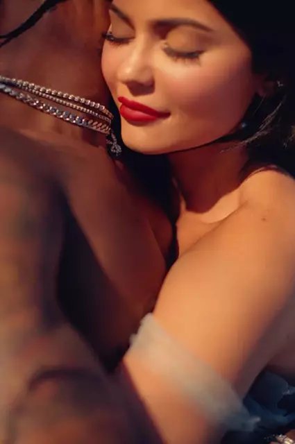 Ho chesa! Kylie Jenner o ile a arolelana sebopeho sa pele sa Seboka sa Frank Photo sa Playboy 118109_2