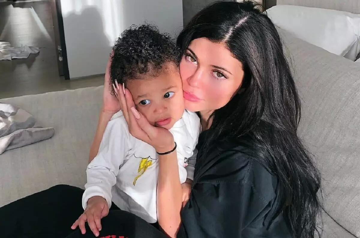 Kylie Jenner adadzudzula chithunzi chamanyazi: "Ndiwe mayi!"