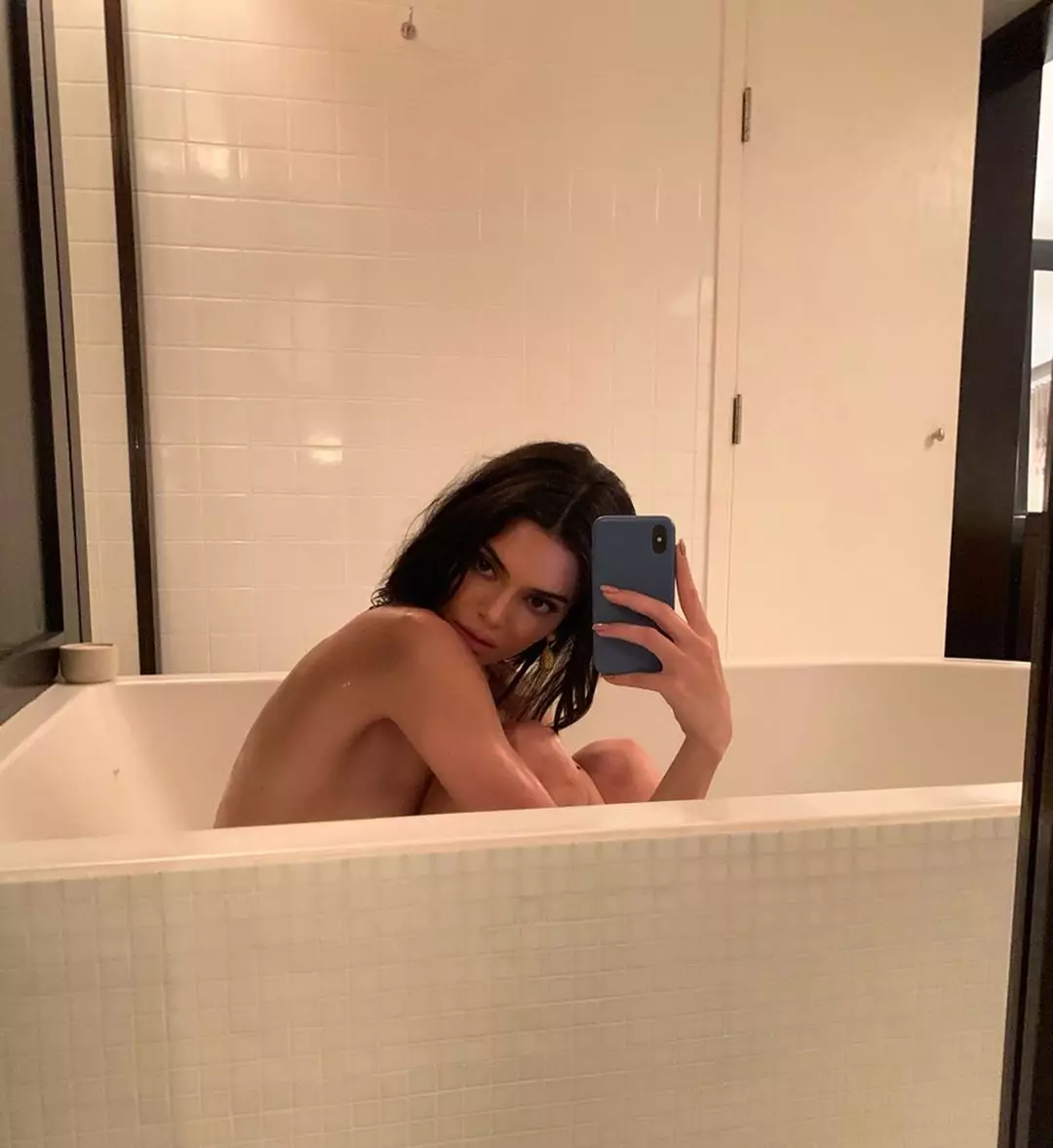Holly Berry pēdās: Kendall Jenner sakārtoja Frank foto sesiju vannas istabā 118118_1