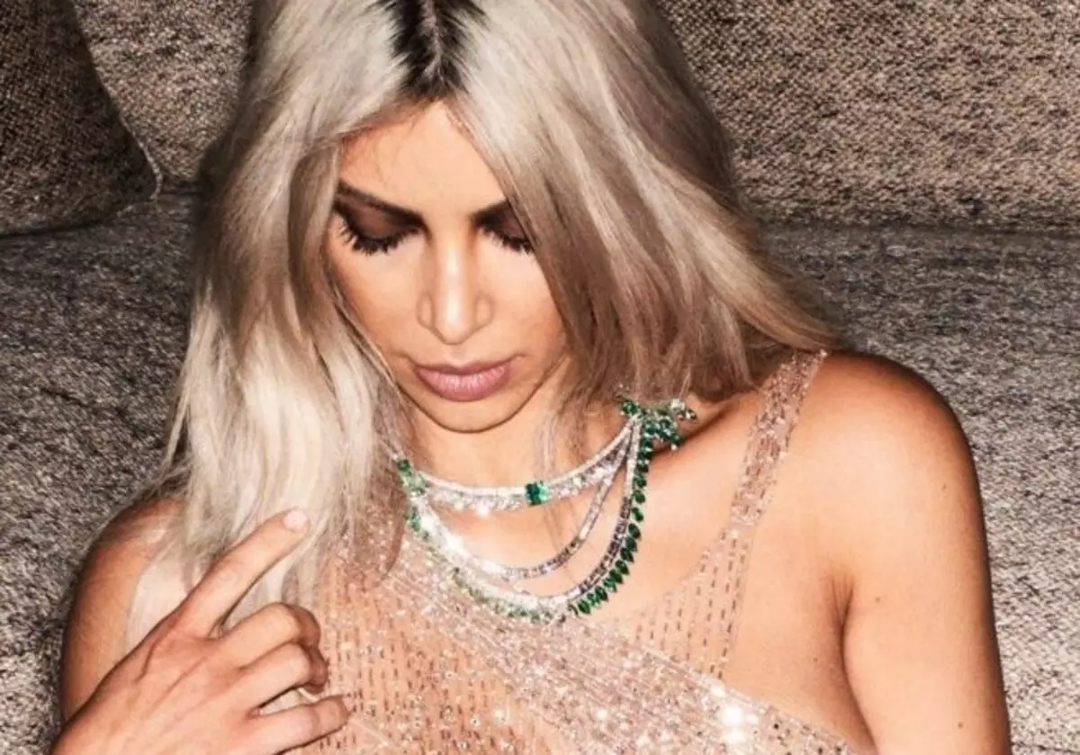 Kim kardaşian ruh üçin göni ýalaňaç ýalaňaç görünýär