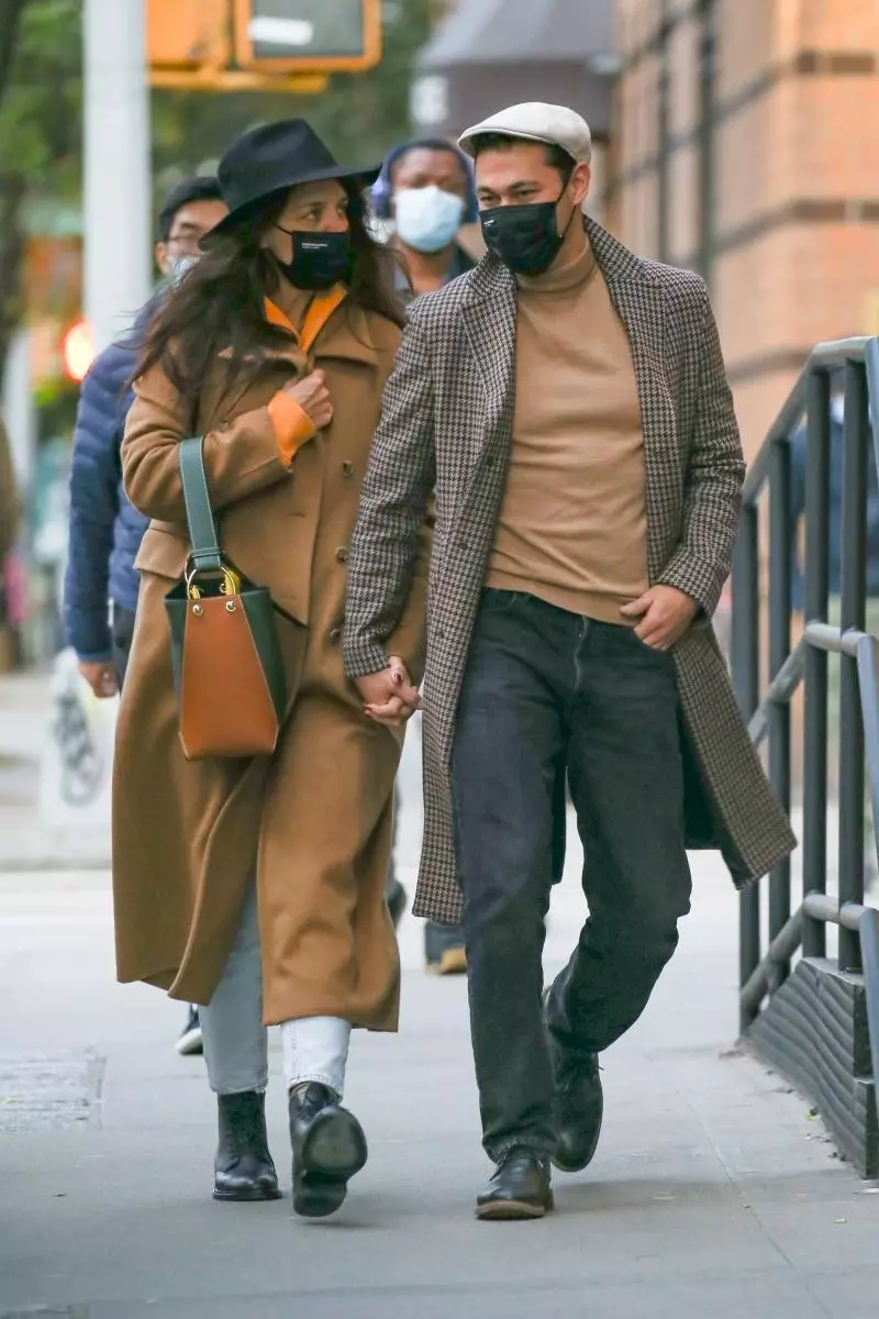 Foto: Katie Holmes feliz capturado em uma caminhada com um namorado Emilio Vitolo 118698_1