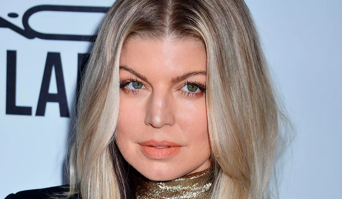 Grávida ou dividida? Singer Fergie não descobriu novas fotos de paparazzi