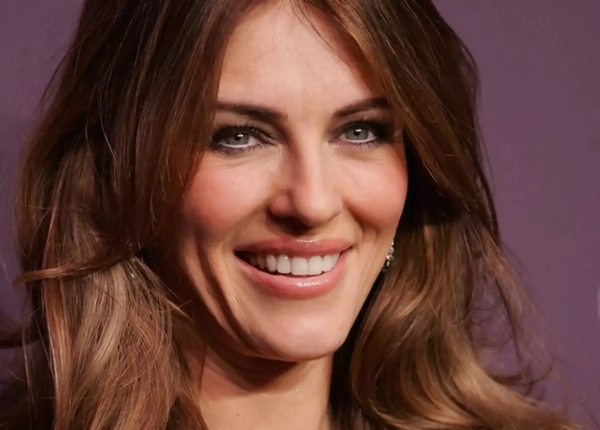 Elizabeth Hurley de 53 ans a montré une silhouette mince en bikini