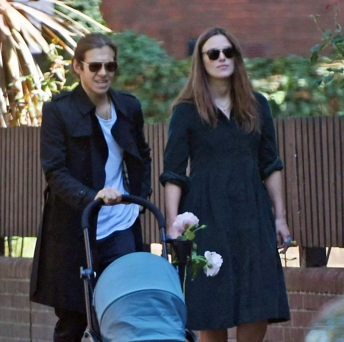 عکس: Keira Knightley با شوهرش و فرزند دوم خود راه می رفت 119707_1