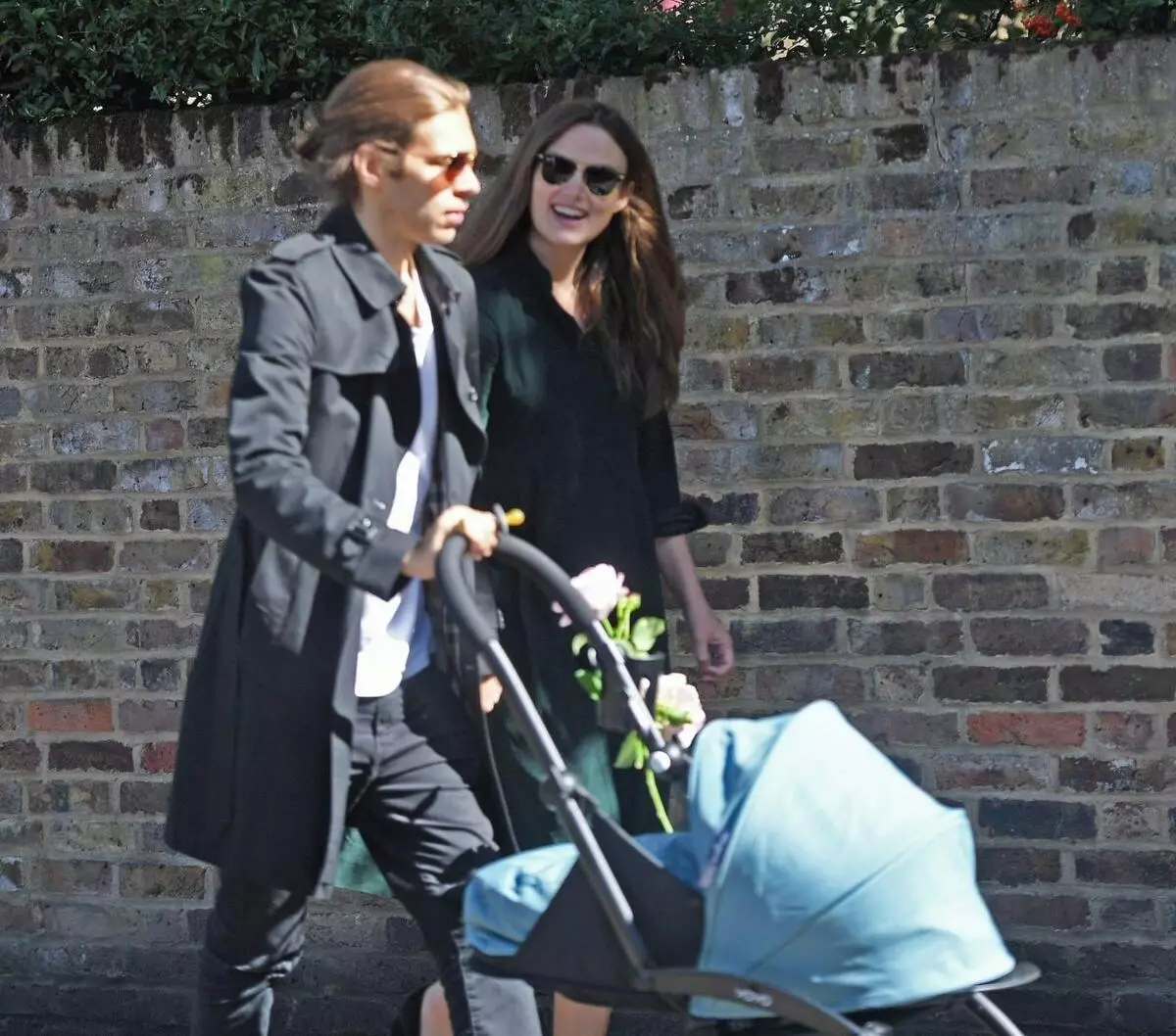 Photo: Keira Knightley came to walk with her husband and the second child 119707_3