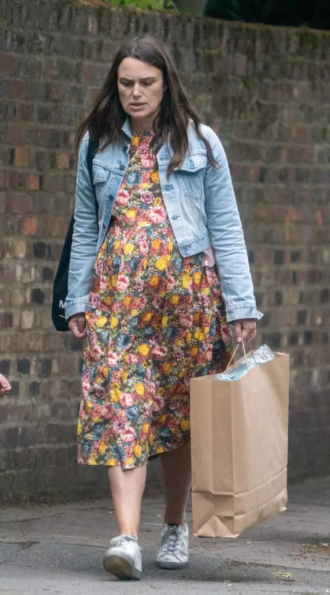 Photo: Keira Knightley came to walk with her husband and the second child 119707_8