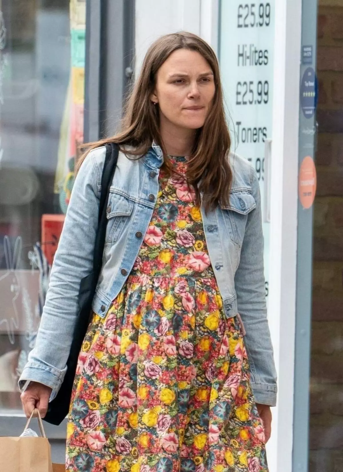 Photo: Keira Knightley came to walk with her husband and the second child 119707_9