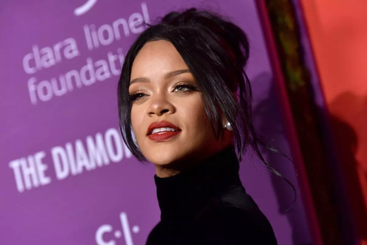 "Roeing seorang wanita kulit hitam": Rihanna memprovokasi rumor tentang kehamilan