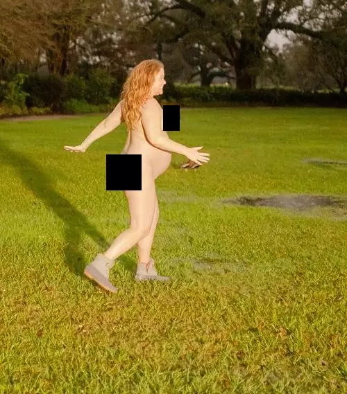 Tehotná Amy Sumer bežal nahý na ihrisku kvôli PR 119775_2