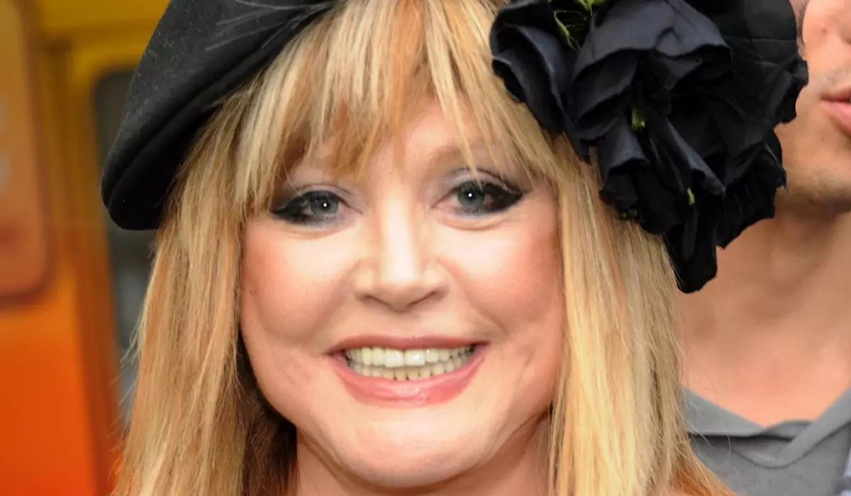 "Bob blwyddyn i gyd yn iau": Trafodir delwedd y Flwyddyn Newydd o Alla Pugacheva ar y rhwydwaith