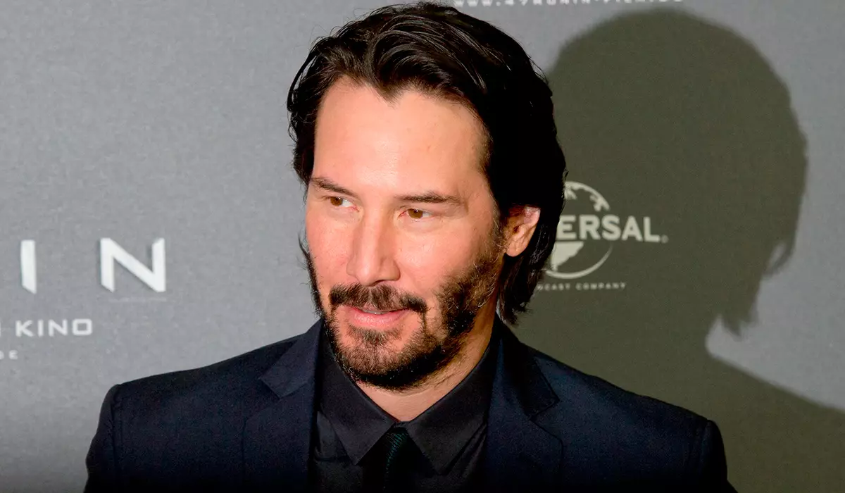 Foto: Bathing Keanu Rivza het op die strand in Malibu gevang