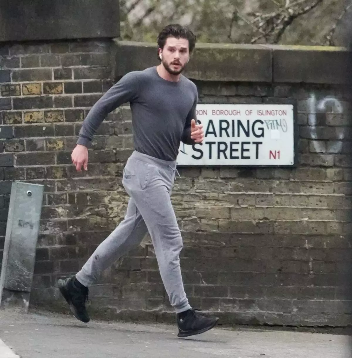 Photo: the star of the Games of Thrones »China Harington filmed on a jog in London 120431_1