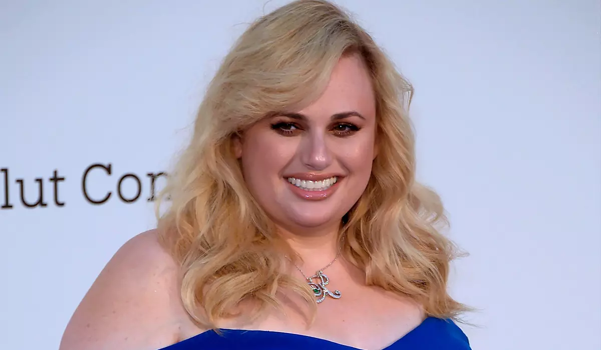 Rebel Wilson mengenakan uangnya dalam permainan, "Siapa yang ingin menjadi jutawan"