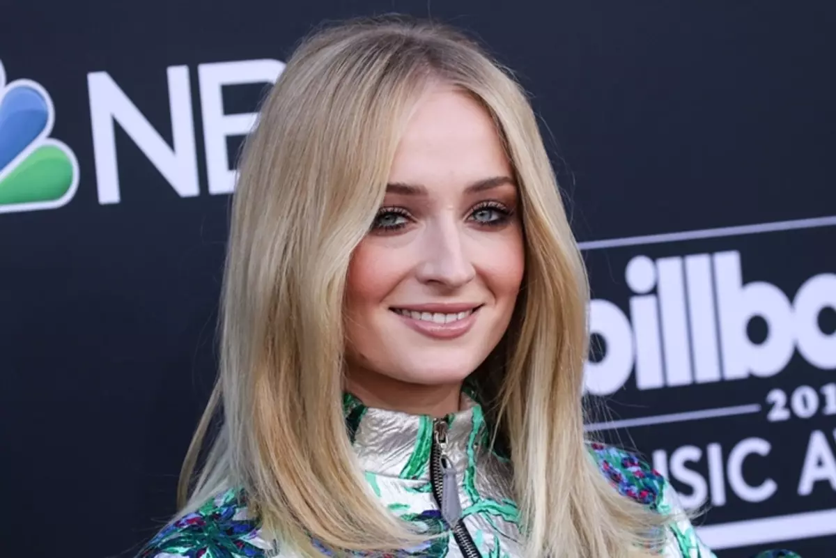 Sophie Turner upptäckte ett tips till "spel av troner" på den första säsongsaffischen