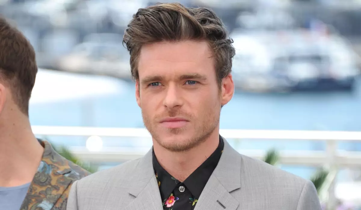 Malonus mažai: Richard Madden parodė kostiumo kūrimo procesą