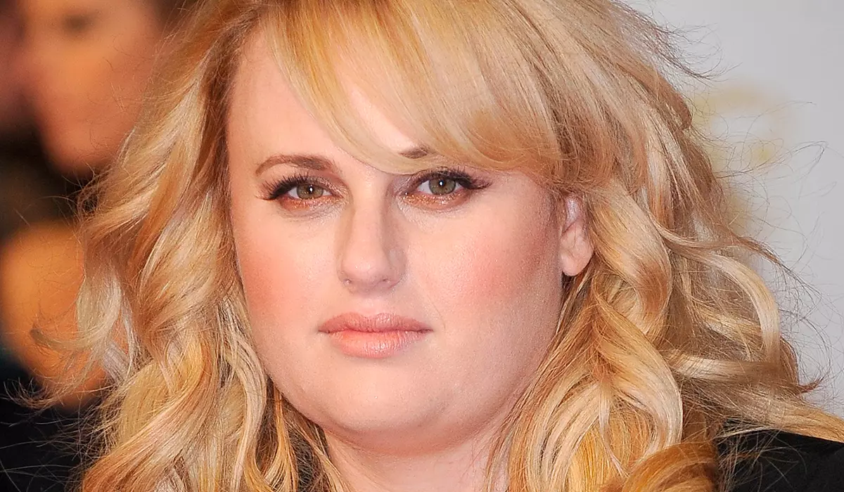 "Talled ar viņu ar SMS": kā Rebel Wilson lauza ar miljonāru draugu