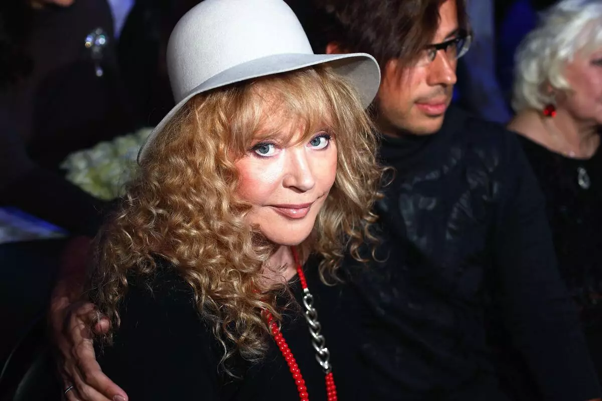 "Tsis yog ib pob paj": alla pugacheva tsis tau tuaj rau kev pam tuag ntawm nws stylist