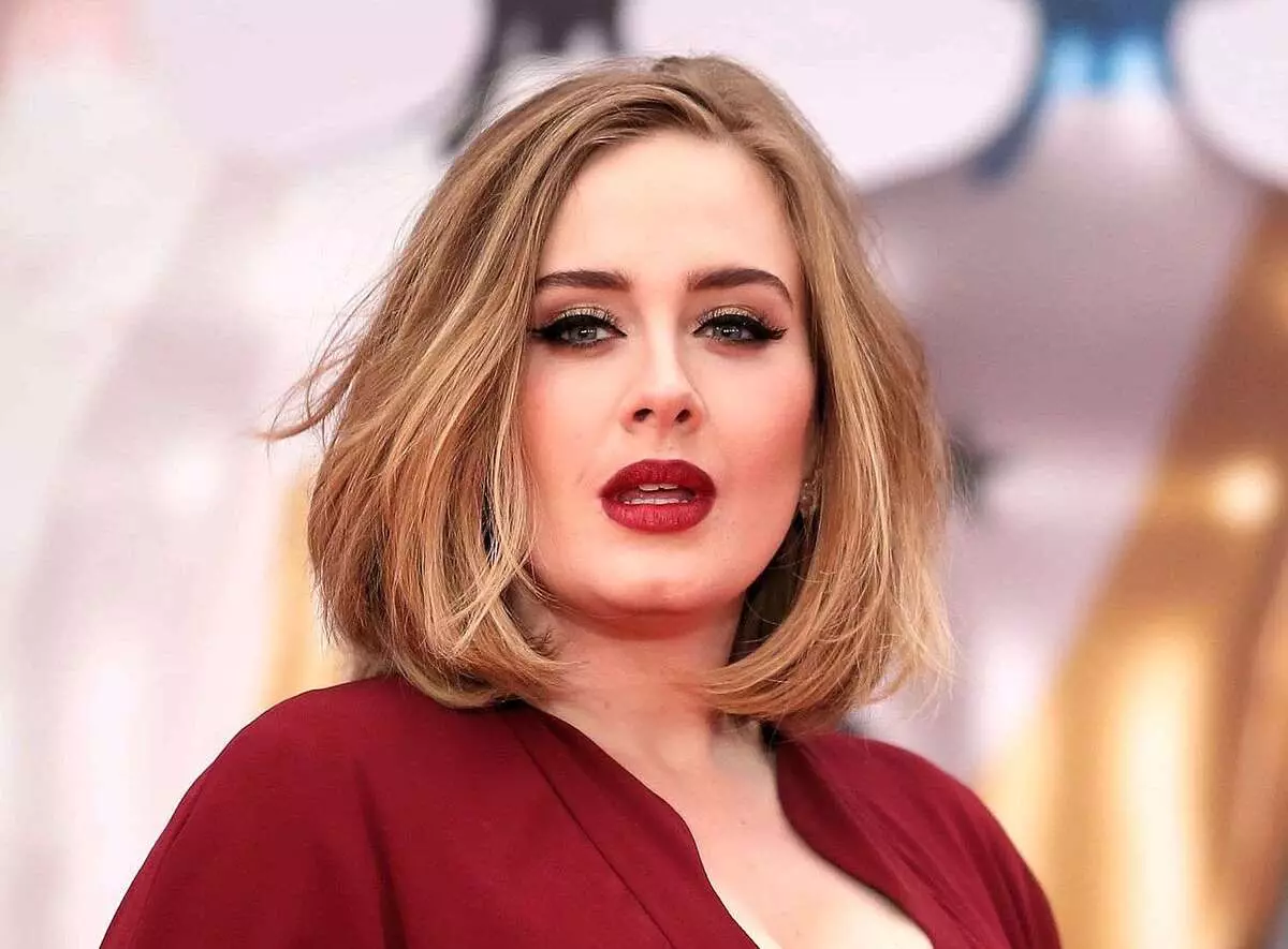 Adele va agradar el cambrer amb un gegant per al nou any