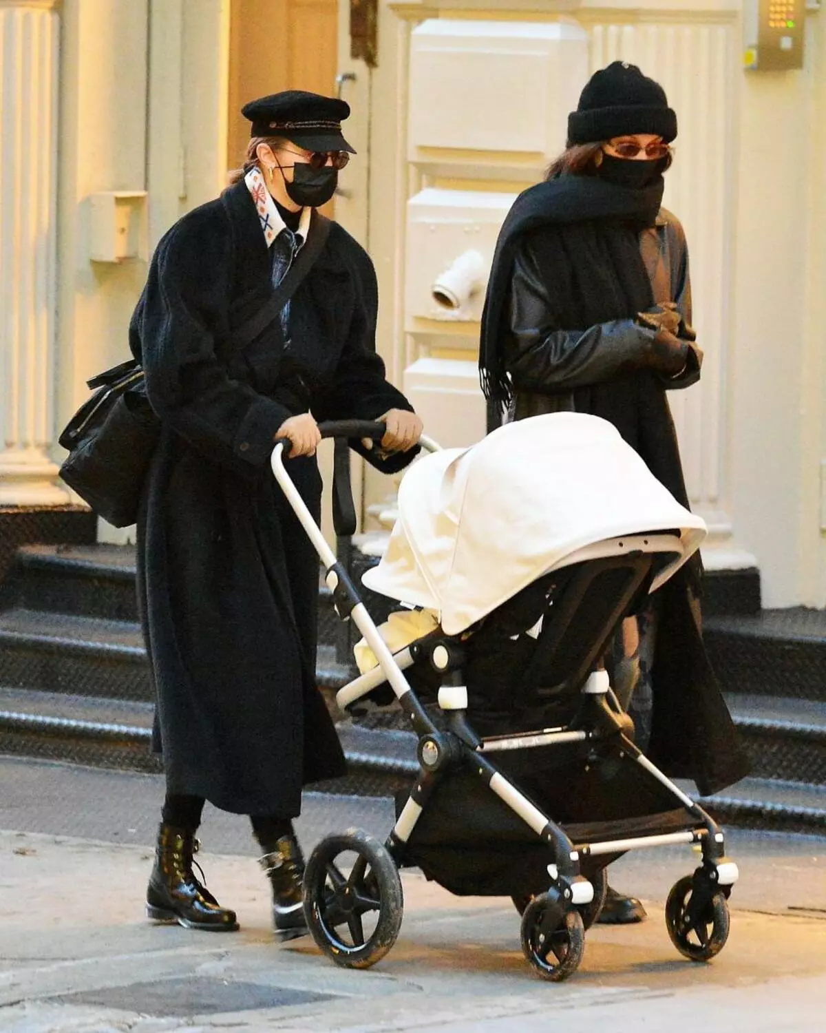 The disguise did not help: Jiji Hadid first captured for a walk with his daughter and Bella's sister 122634_2