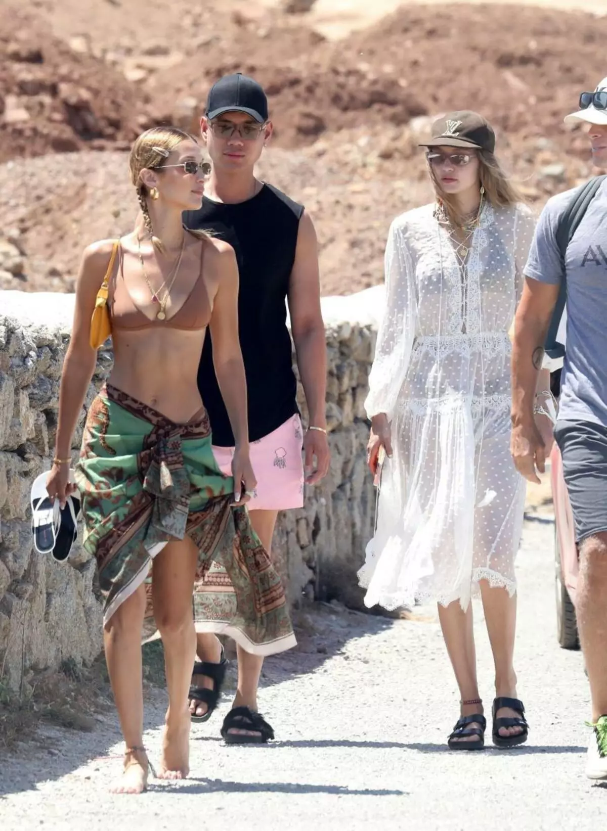 Foto: Jiji dan Bella Hadid berseronok di pantai di Greece 122645_1