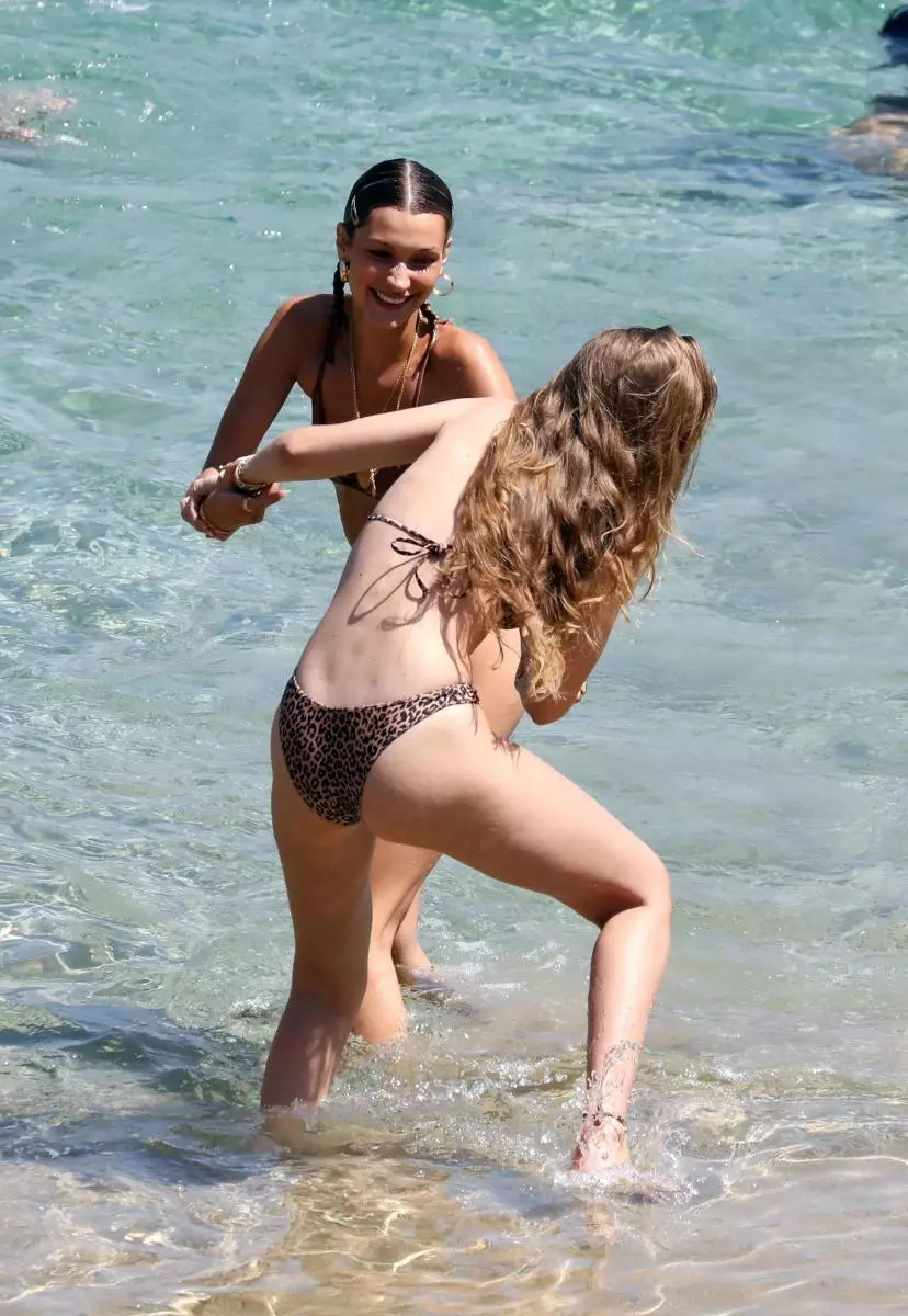 Foto: Jiji in Bella Hadid se zabavata na plaži v Grčiji 122645_8