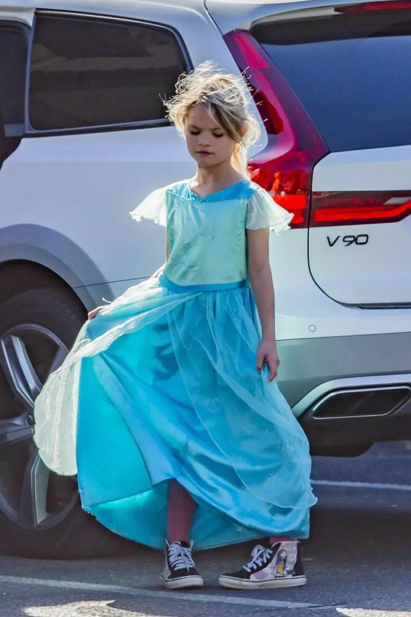 Larawan: Anak Megan Fox Nakuha ang Princess Dress Elsa mula sa 