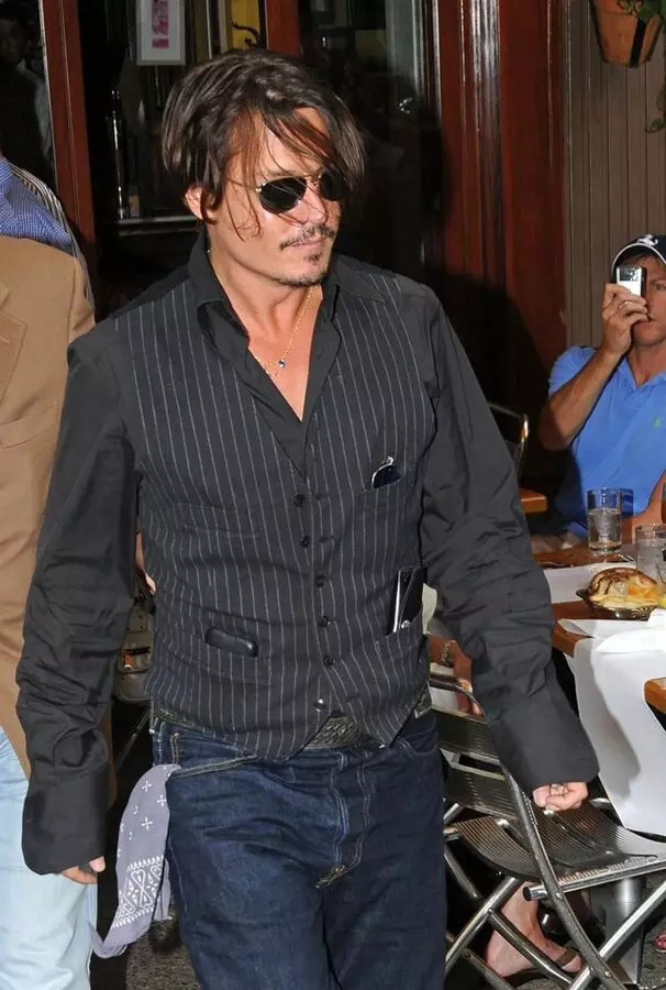 Johnny depp fẹràn lati Stick ni Faranse