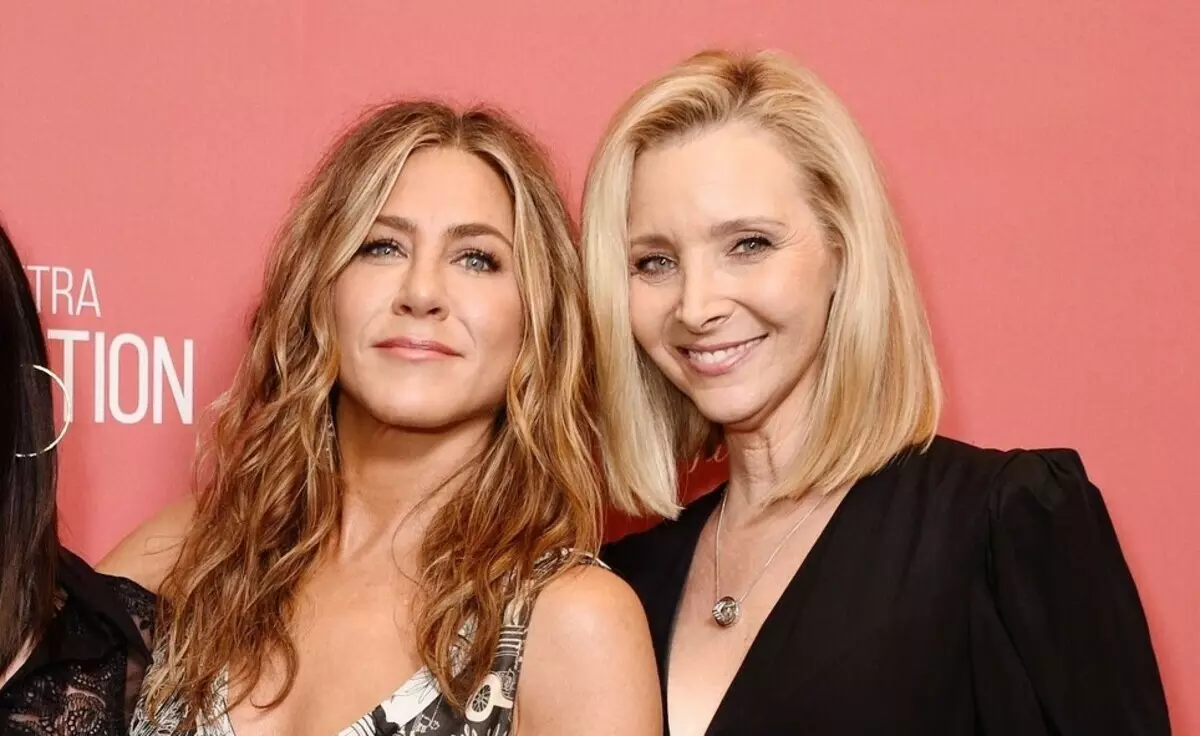 "Mo shúile, mo shúile!": Cuimhnigh Jennifer Aniston agus Liza Kudrou lámhach greannmhar i "cairde"