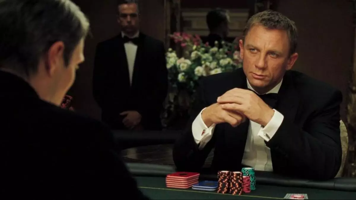 Imeko enoDaniel Craig kunye ne-Mads Mikkelsen kwi "Casino Piano" yamkelwe eyona ndawo ibalaseleyo kwimbali