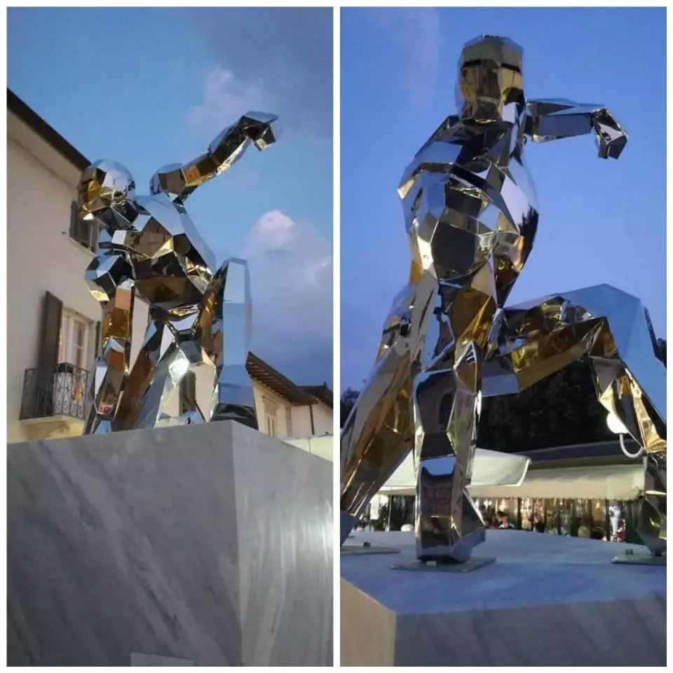 Leafde sûnder grinzen: Iron Man ynstalleare in monumint yn Italië 125094_1