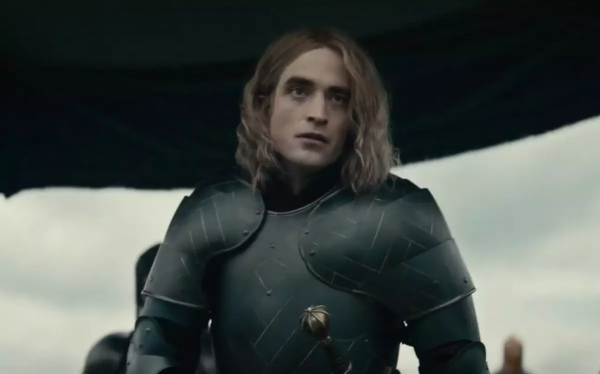 Villain í púði: aðdáendur hló á leiðinni Robert Pattinson í King Trailer