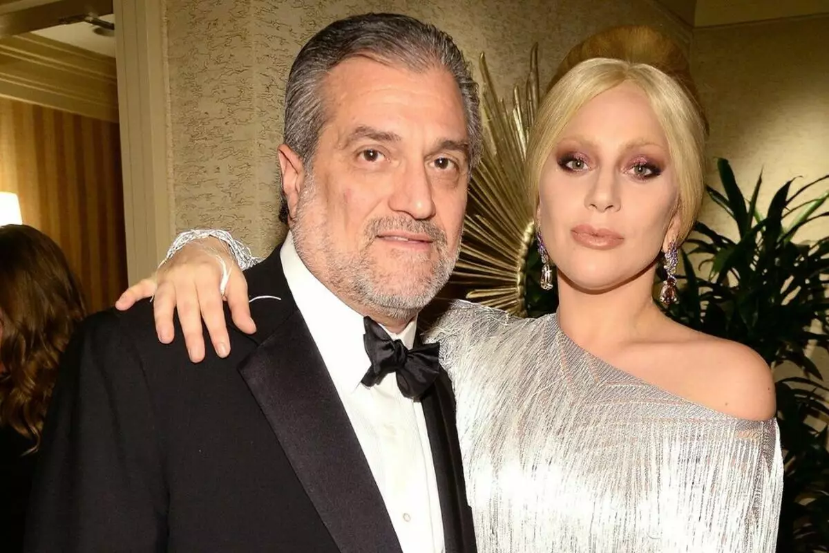 Il padre di Lady Gaga ha sollevato gli utenti di Internet, chiedendo loro soldi