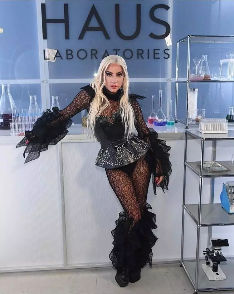 照片：Lady Gaga在她的美容品牌演示时改变了三个服装 125751_1