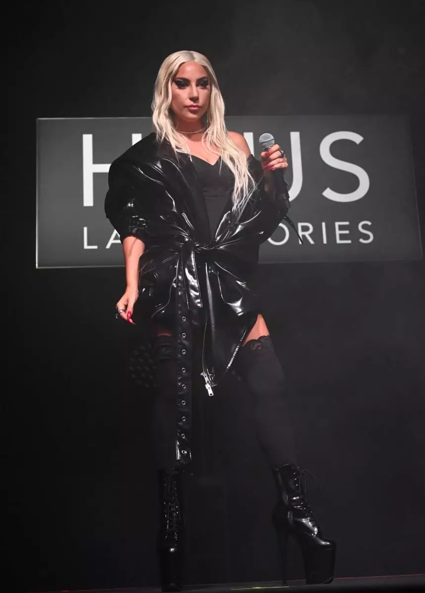 Фото: Леді Гага змінила три вбрання на презентації її б'юті-бренду 125751_2