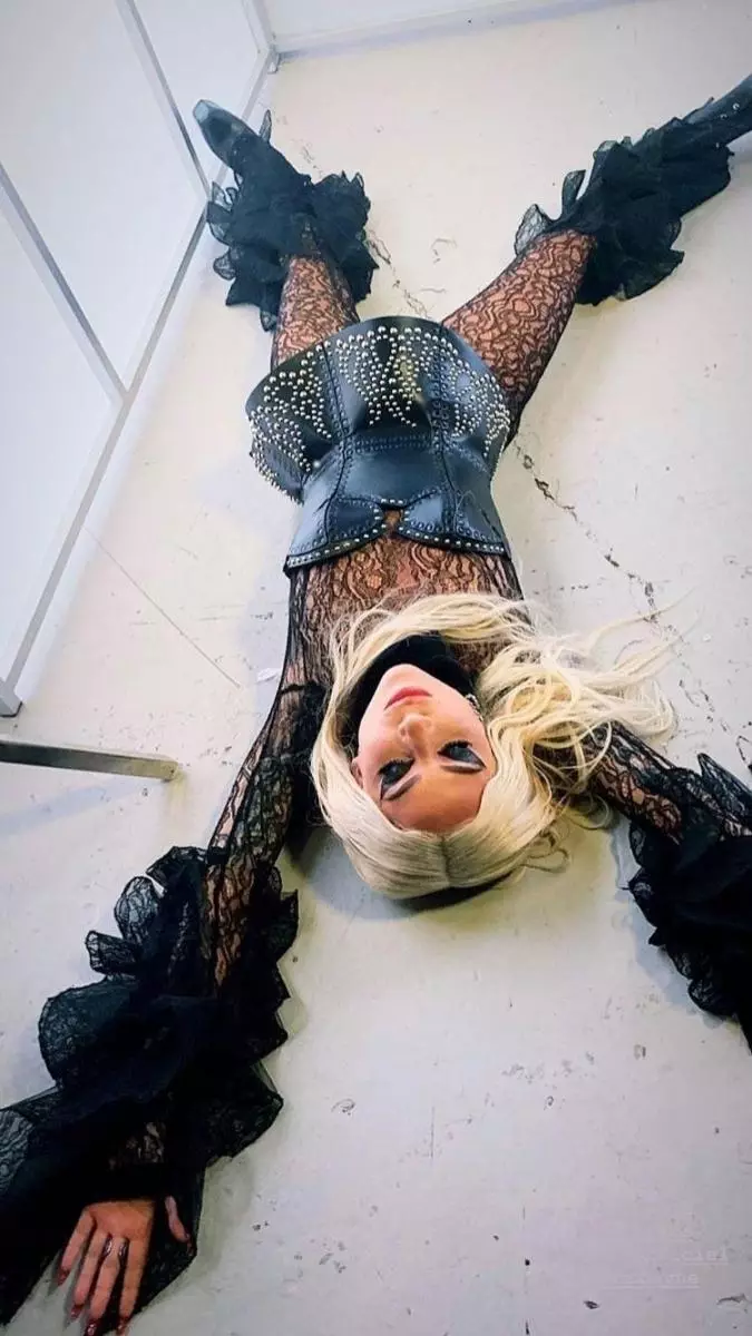 Argazkia: Lady Gaga-k hiru jantzi aldatu zituen bere edertasun marka aurkezpenean 125751_5