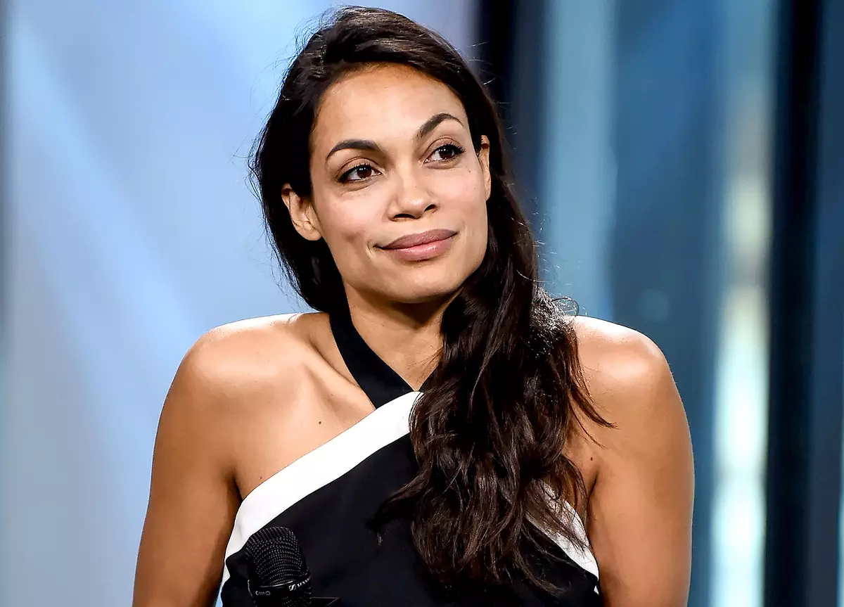 Rosario Dawson prohibiu a filla de 15 anos de idade para sentarse en redes sociais