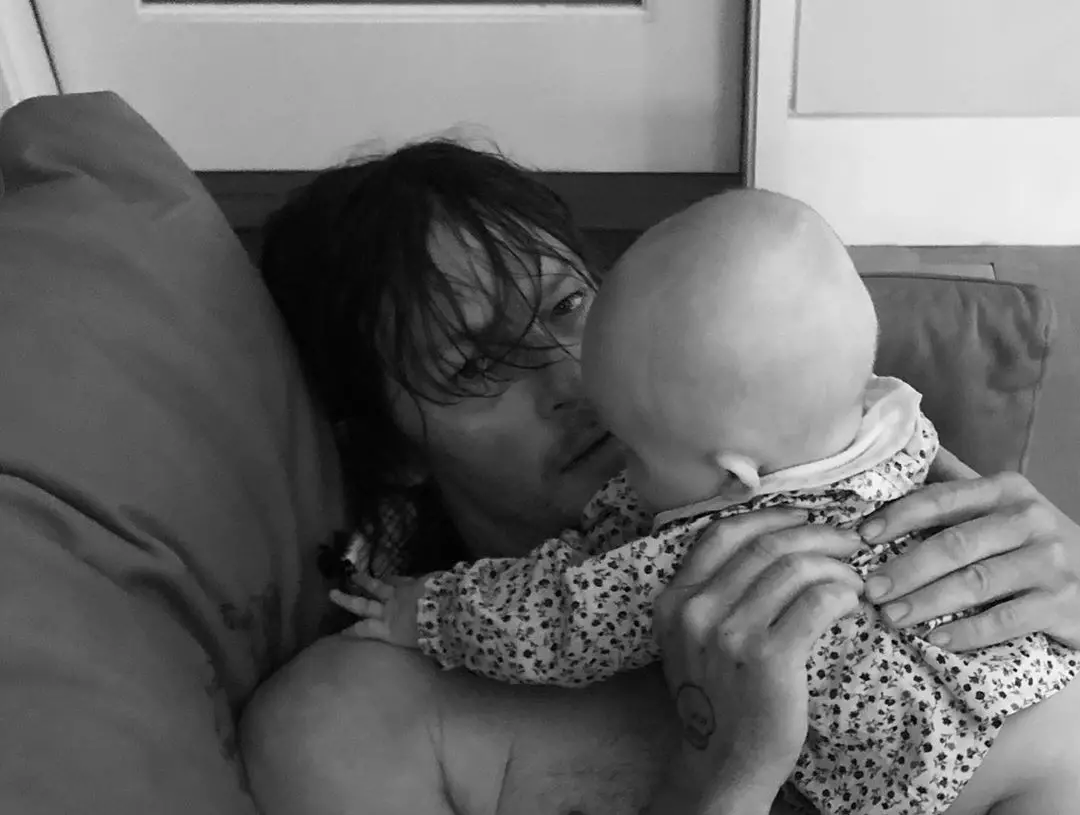 Diana Kruger는 Norman Ridus의 1 살짜리 딸과 함께 첫 번째 비디오를 보여주었습니다. 126133_2