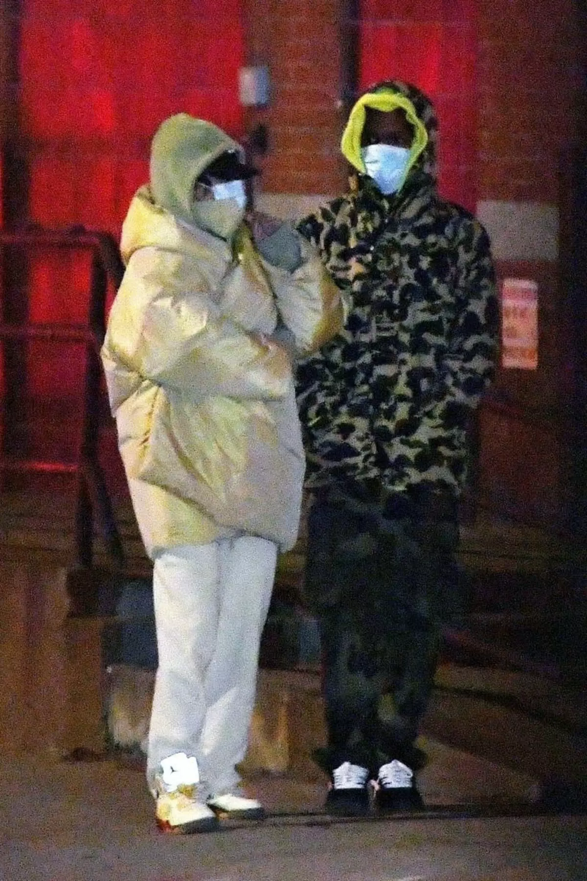 Foto: Rihanna capturată pe o plimbare cu un nou prieten după revelațiile Insider 126155_1