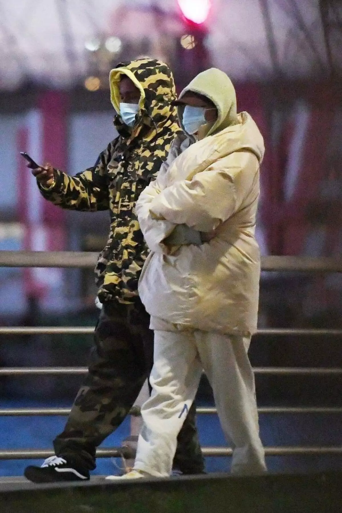 照片：在内幕启示后，Rihanna在散步和新的男朋友散步 126155_3