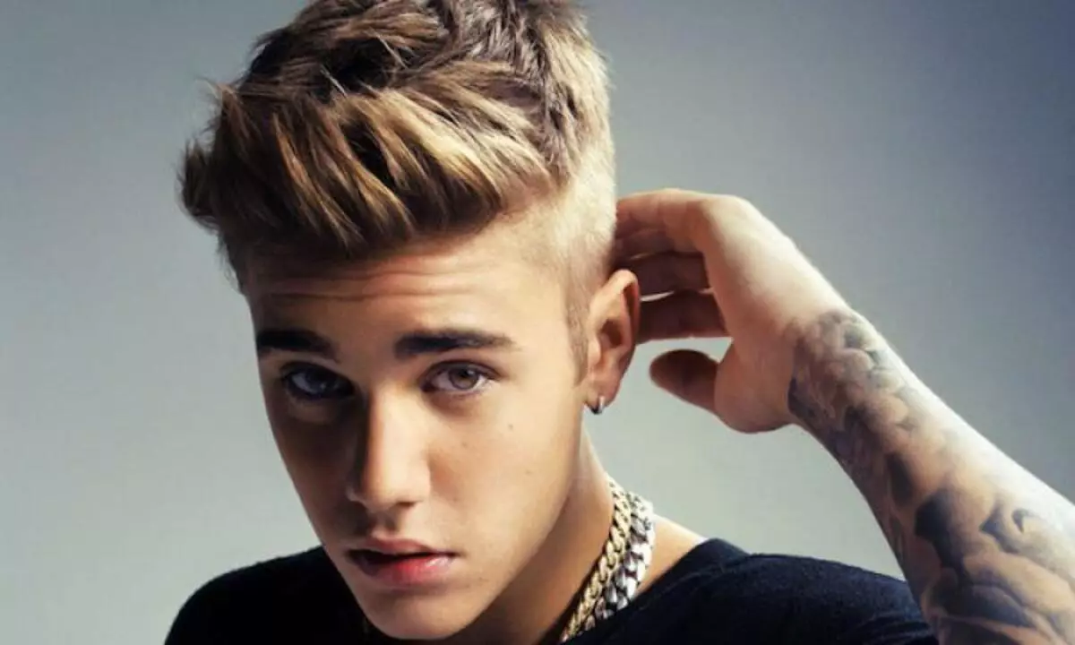 Justin bieber nahamil fanat, isagoo isku dayaya inuu hadiyad ka dhigo