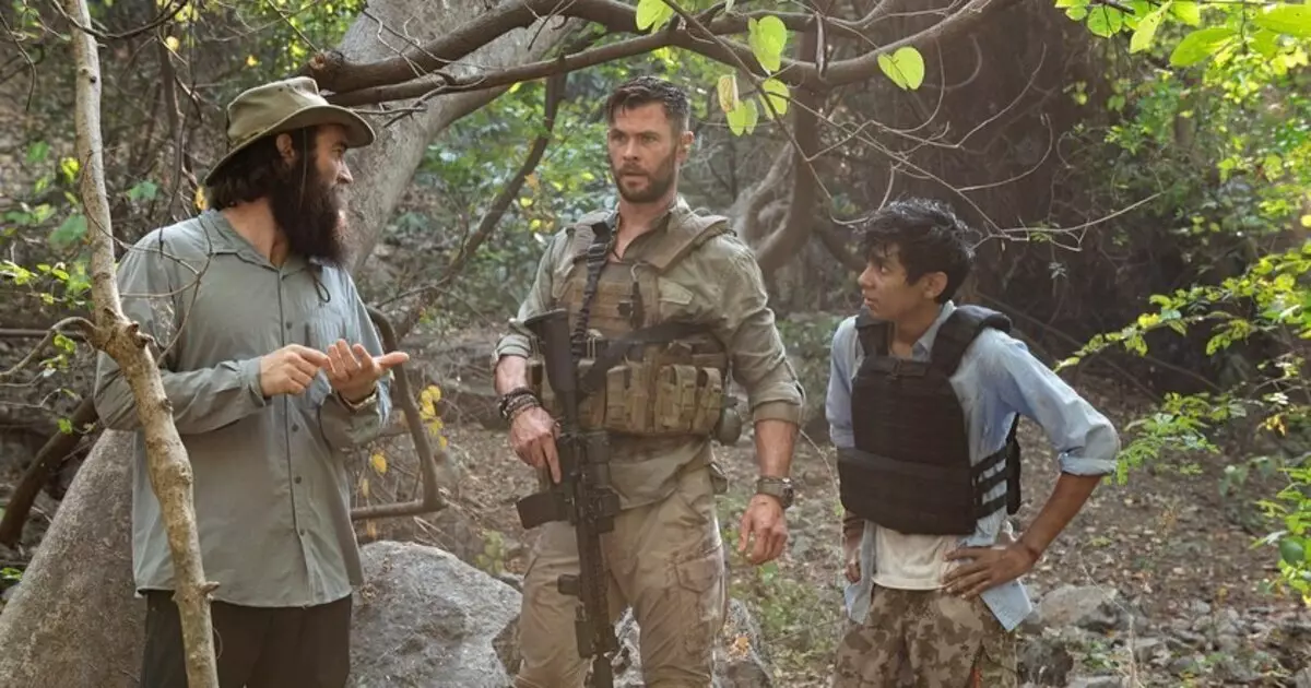 Chris Hemsworth는 "Tyler Reika : Salvation Operation"촬영에서 사진을 보였습니다.