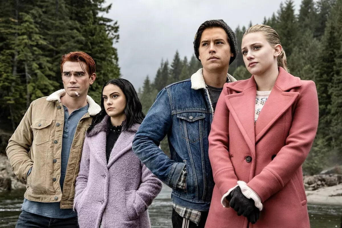 Lily Reynhart bersiva "Riverdale" ji bo pêşxistina standardên bedewiya nediyar bersiv da