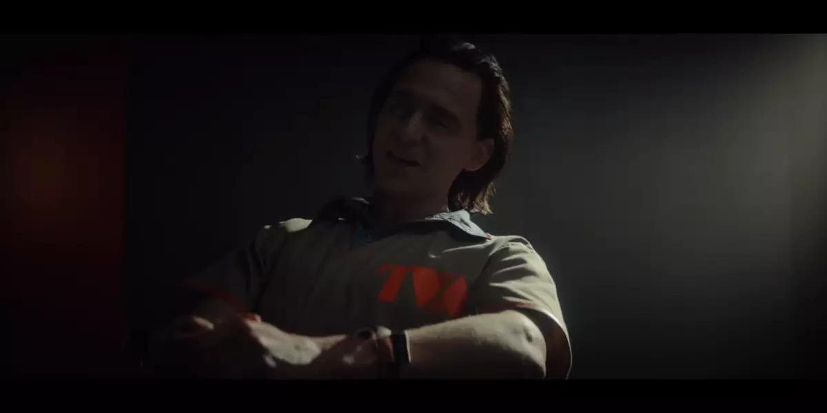 Loki ในกุญแจมือทหารฤดูหนาวที่มีปืนและแวนด้ากับ Vihnom ในนิรนามของ Marvel TV Series 127156_2