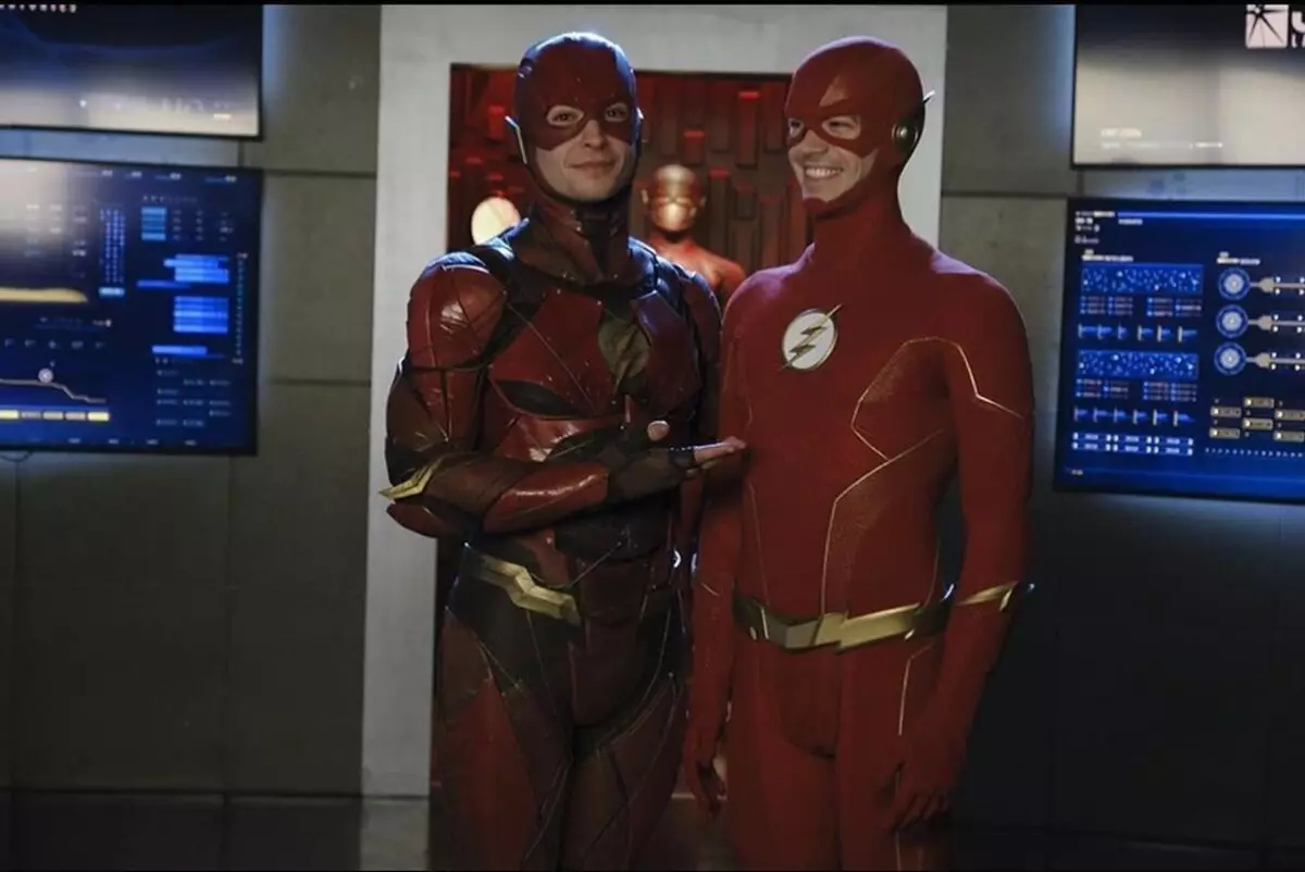 Ito ay isang crossover! Dalawang flash Ezra Miller at Gastina Grant nakilala sa "krisis sa walang katapusang mga lupain"