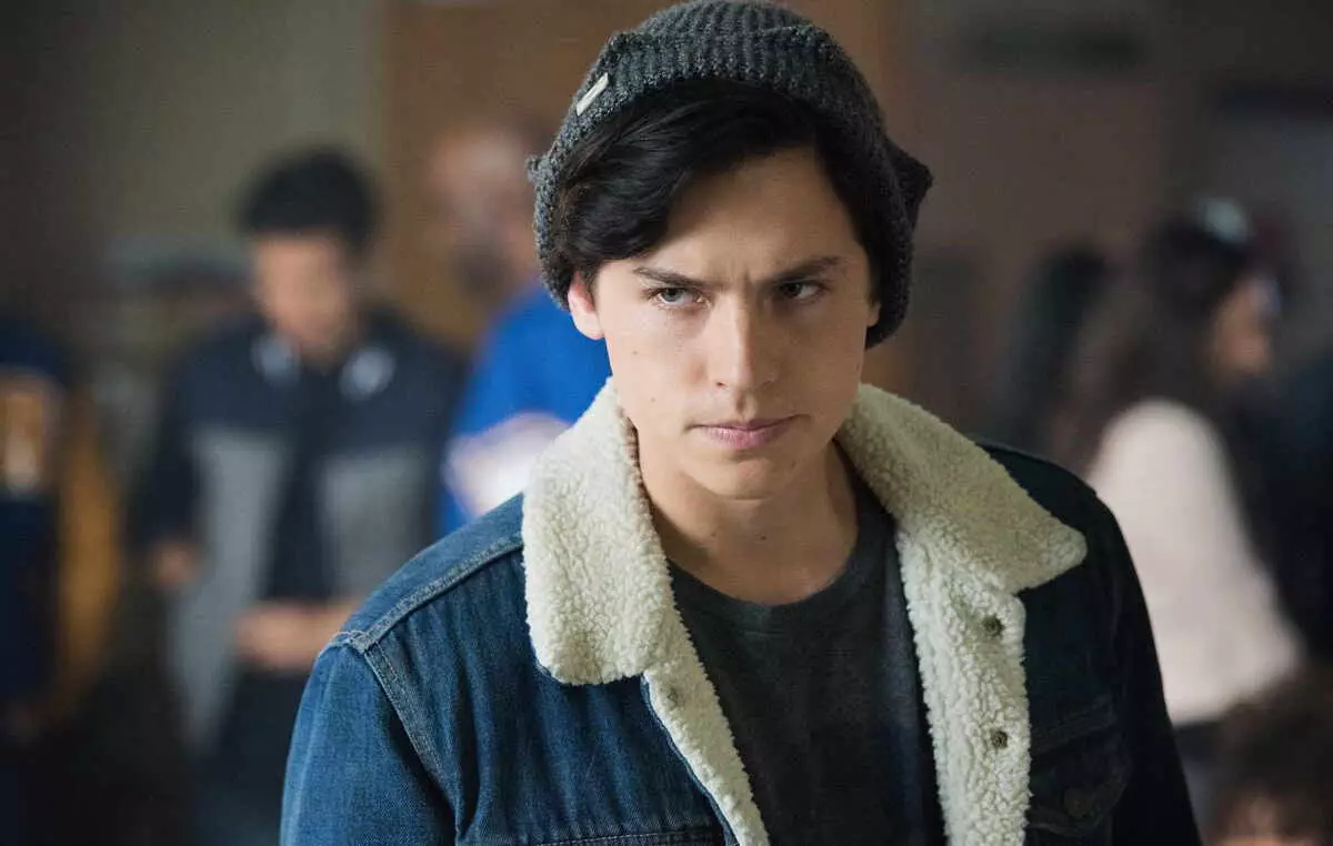 A estrela de "Riverdale" Cole em Apres discutiu a romantização da violência sexual no cinema e na TV