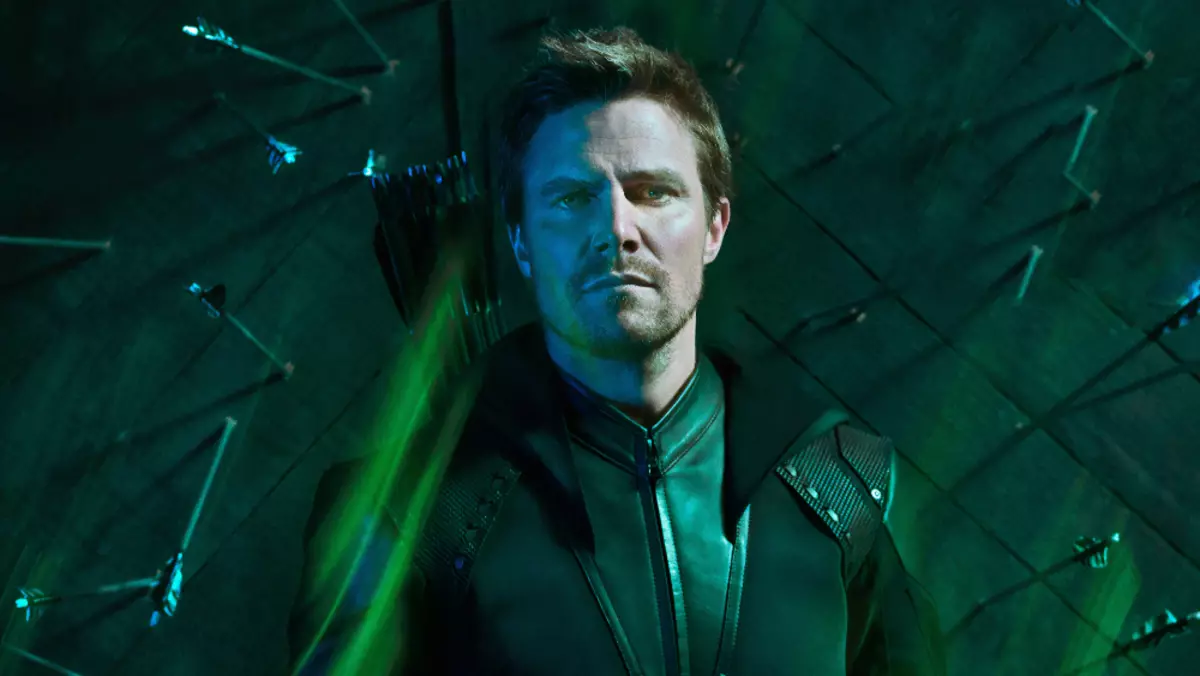 Ang paghikap: Si Stephen Amell nagpakita sa video gikan sa pag-film sa mga "arrows" finals