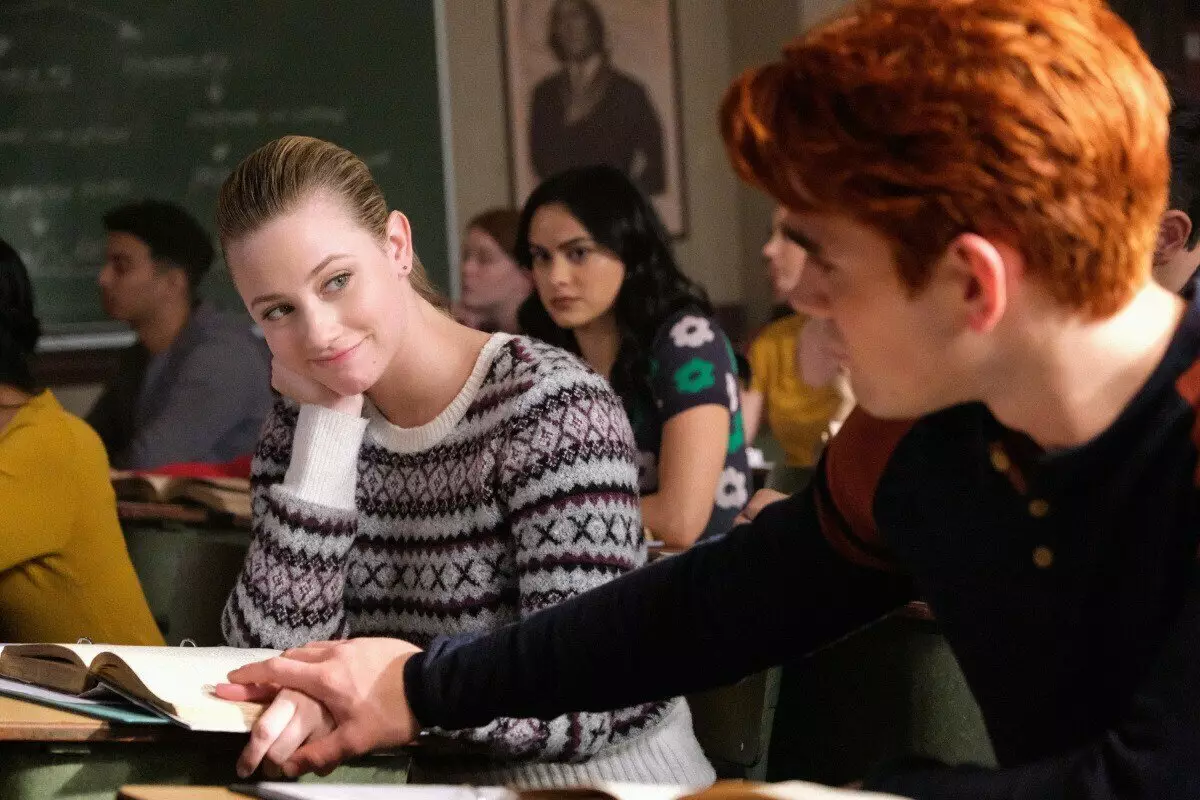 Lily Reinhart atsakė į piktas kritiką apie bučinių archie ir Betty į "Riverdale"