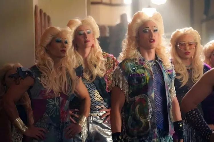 Băieți în peruca: fotografii luminoase din episodul muzical al sezonului 4 