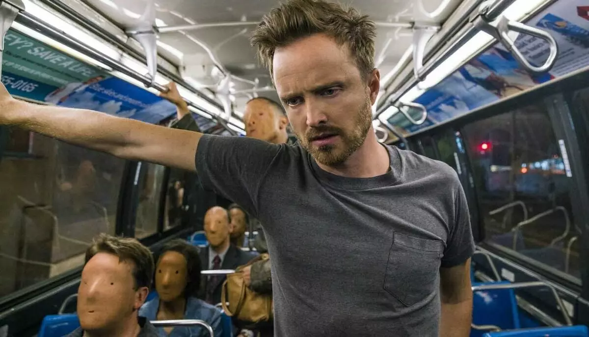 Aaron Paul nyarioskeun ngeunaan hubungan kompleks sareng téknologi: "Kuring mikir balik telepon tilepan"