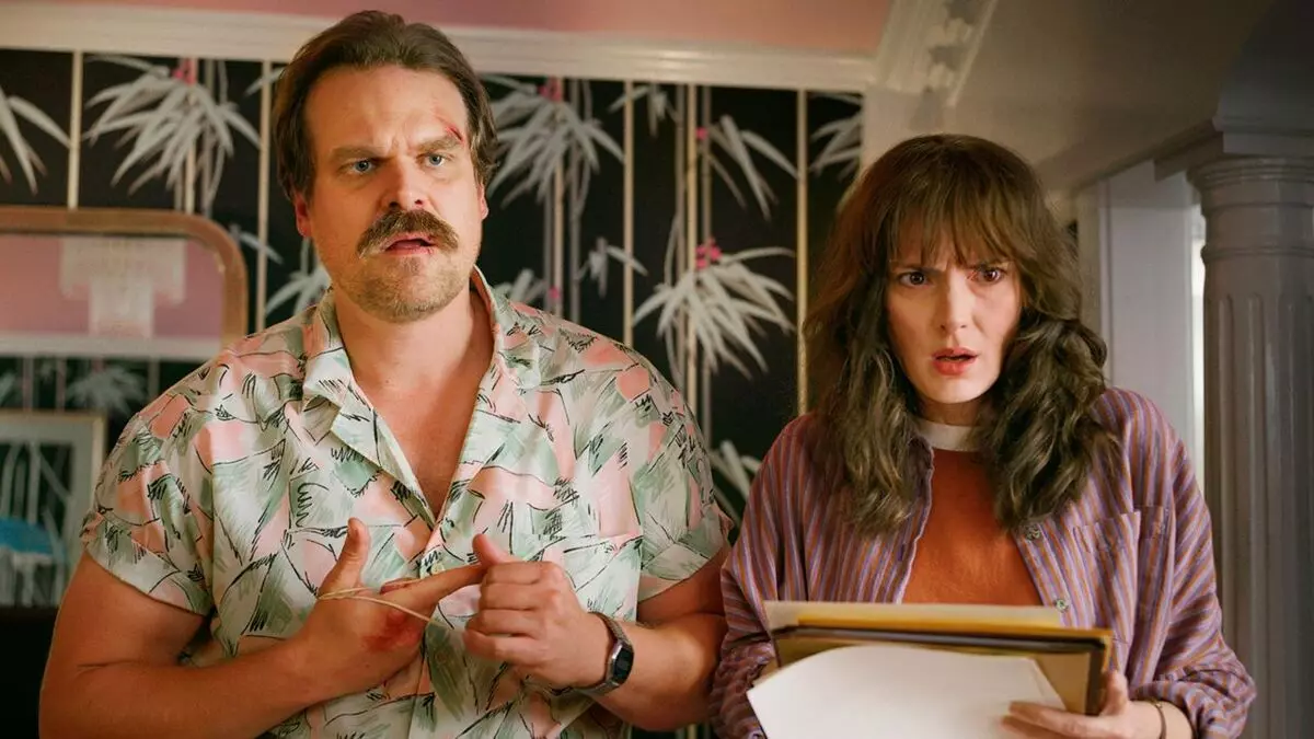 David Harbour Kommentearre op 'e mooglike datum fan' e premjêre fan 4 seizoenen fan "heul frjemde saken"